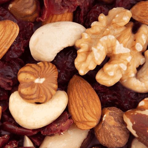 Nahaufnahme des Energiespender - Cranberries & Edelnüsse (70 g) mit knackigen Edelnüssen und fruchtigen Cranberries für einen natürlichen Snack-Genuss.