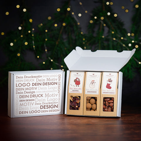 Geschenkkarton mit 3 Weihnachts-Snacks, individuell bedruckbar. Enthält edle Nüsse und Mandeln in festlicher Verpackung, ideal als Geschenk.