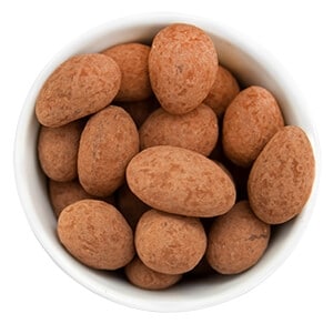 Schokoladenmandeln mit Kakaopulver, feine Trüffelmandeln in einer Schale, ideal als Ostersnack oder Geschenk.