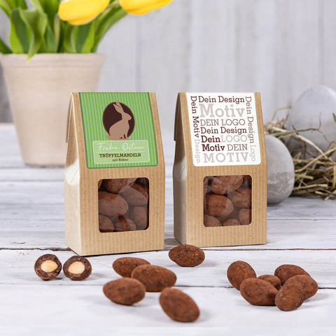 Mini Faltschachtel mit Trüffelmandeln umhüllt von Kakao in der Oster Edition. Perfekt als Geschenk oder süße Aufmerksamkeit zu Ostern.