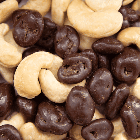 Akkulader - Cranberries in Zartbitterschokolade & Cashewkerne (350 g) - wellnuss Premium Präsente