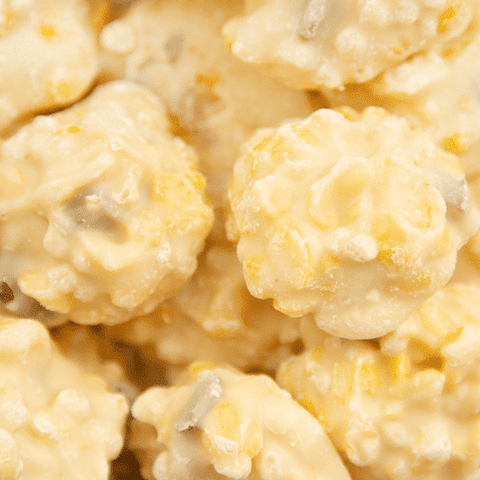 Nahaufnahme der Seelenmasseur Schoko-Crispies mit weißer Schokolade, Kürbiskernen und Erdbeeren. Cremige Schokolade trifft auf knusprigen Crunch.