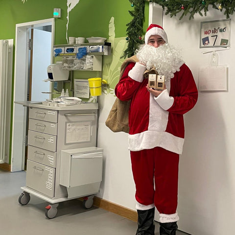 Weihnachtsgeschenke mit Herz: Ein besonderer Weihnachtsheld in Hamburg
