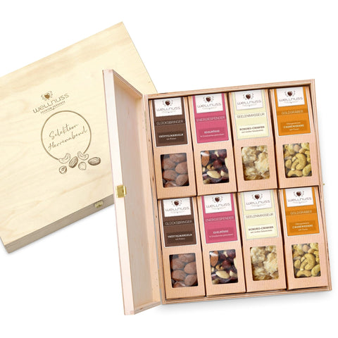 Edle Selektion von 8 Snacks in stilvoller Birkenholzbox – perfekt für den Herrenabend. Hochwertige Nüsse und Schokoladensnacks als Geschenkidee.