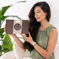 Frau hält das Geschenkset Schokolade 'Best of Chocolate' in den Händen. Hochwertige Verpackung, ideal als edles Präsent.