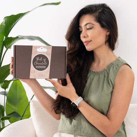 Frau hält das Geschenkset Schokolade 'Best of Chocolate' in den Händen. Hochwertige Verpackung, ideal als edles Präsent.