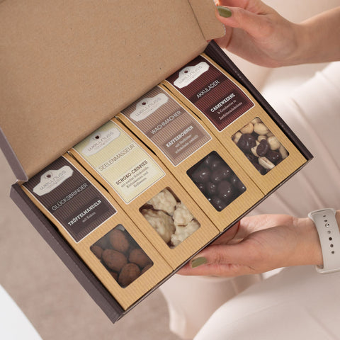 Edles Schokoladen-Geschenkset 'Best of Chocolate' mit vier Premium-Snacks in stilvoller Verpackung. Ideal zum Verschenken.