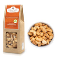 Gedankenordner - Ofengeröstete Cashewkerne mit Chili (60 g) in nachhaltiger Verpackung mit Sichtfenster, daneben eine Schale mit gewürzten Cashews.