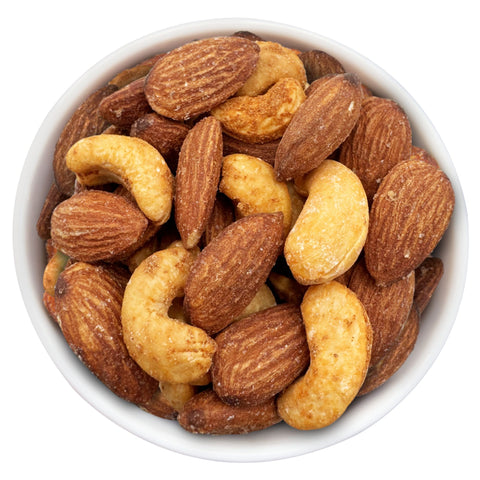 Ofengeröstete Cashewkerne mit Chili und Salzmandeln in einer Schale. Würziger Snack mit leichter Rauchnote, ideal für zwischendurch.