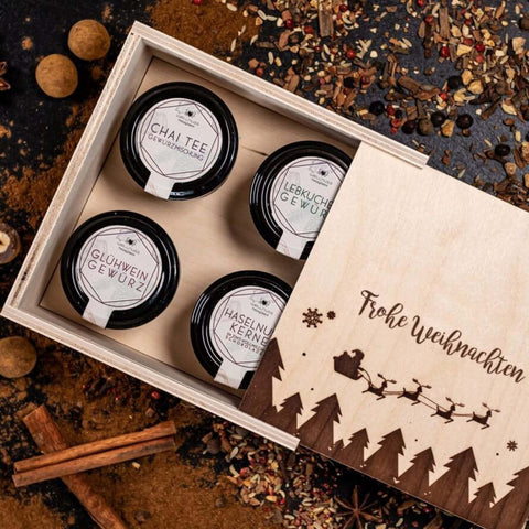 Gourmetkästchen mit Lebkuchengewürz, Glühweingewürz, Chai Tee und Haselnusskerne mit Vollmilchschokolade & Zimt - wellnuss Premium Präsente