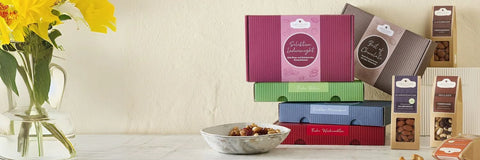 Hier kannst Du entspannt und einfach Genuss-Geschenke für Deine Liebsten bestellen. Mit edlen Nüssen, verführerischer Schokolade, Gourmet Gewürzen und Eispulver.