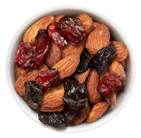 Schale mit ofengerösteten Salzmandeln, süßen Cranberries und intensiven Weinbeeren. Knackiger und fruchtiger Snack für zwischendurch.