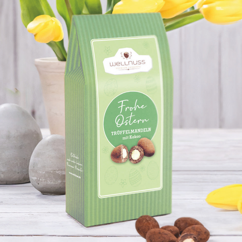 Maxi Faltschachtel Trüffelmandeln mit Kakao in Oster-Edition, verpackt in grünem Design mit Ostergruß. Perfekt als Geschenk oder zum Genießen.