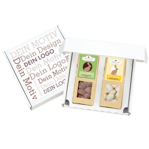 Offener Geschenkkarton mit 2 Ostersnacks, personalisierbar mit eigenem Design. Enthält Trüffelmandeln und weiße Schoko-Mandeln in nachhaltiger Verpackung.