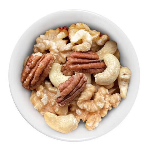 Schale mit Brainstormer Nussmischung aus Cashewkernen, Walnusskernen und Pekannusskernen. Hochwertige Nüsse für einen gesunden Snack.
