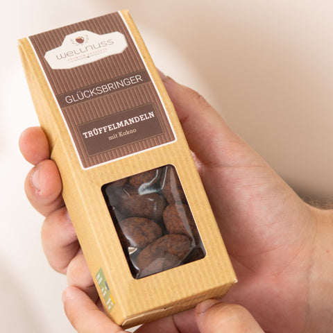 Trüffelmandeln mit Kakao aus der WELLNUSS Herrenabend Selektion. Hochwertiger Snack in stilvoller Verpackung – ideal für Genießer.