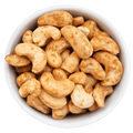 Weiße Schale gefüllt mit ofengerösteten Cashewkernen mit Chili, goldbraun gewürzt für eine perfekte Balance aus milder Schärfe und süßlichem Aroma.