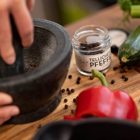 Geschenkset mit 4 Gourmetgewürzen im edlen Gourmetkästchen - wellnuss Premium Präsente