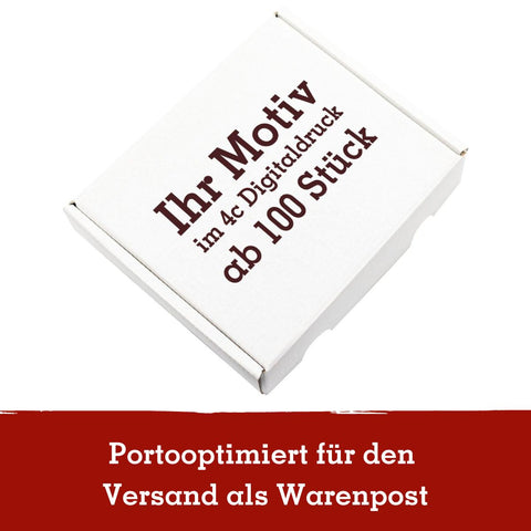 Weiße Versandbox mit individuellem Druck für 3 Weihnachts-Snacks. Portooptimiert für den Versand als Warenpost, ideal für Firmenpräsente.