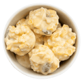 Schoko-Crispies mit weißer Schokolade in einer Schale. Knusprige Leckerei mit feiner Schokoladenhülle – ideal für Naschkatzen.