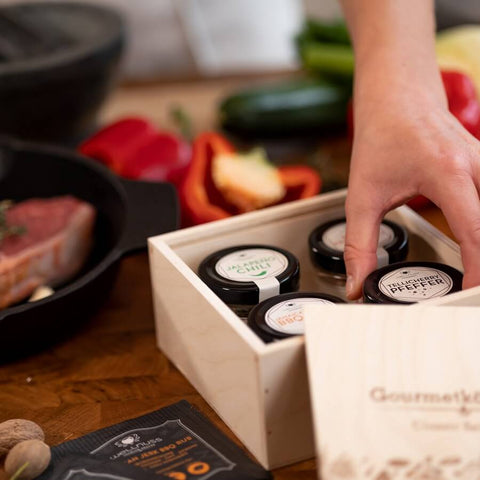 Geschenkset mit 4 Gourmetgewürzen im edlen Gourmetkästchen - wellnuss Premium Präsente
