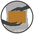 Symbolische Illustration für den Versand eines Pakets, zwei Hände übergeben eine orangefarbene Box.